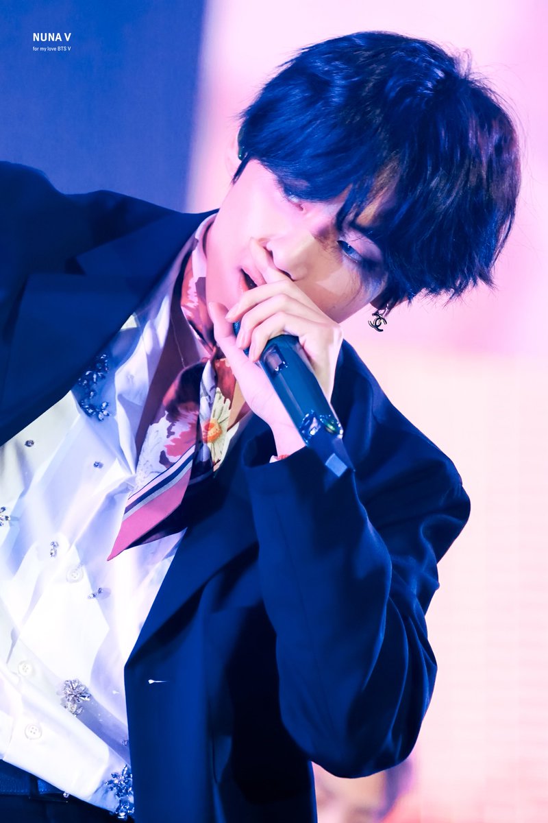 _nuna_V's tweet photo. [HQ] 190811 롯데패밀리콘서트
조명 보라해... 태형이 보라해...💜
#이삐사진전 #태형 #방탄소년단뷔 #BTSV #V #Taehyung 
@BTS_twt https://t.co/CQ4euiRKEW
