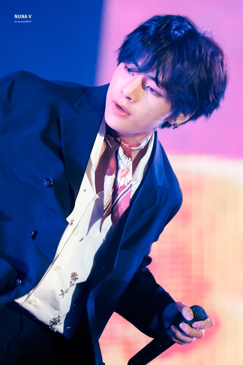 _nuna_V's tweet photo. [HQ] 190811 롯데패밀리콘서트
조명 보라해... 태형이 보라해...💜
#이삐사진전 #태형 #방탄소년단뷔 #BTSV #V #Taehyung 
@BTS_twt https://t.co/CQ4euiRKEW