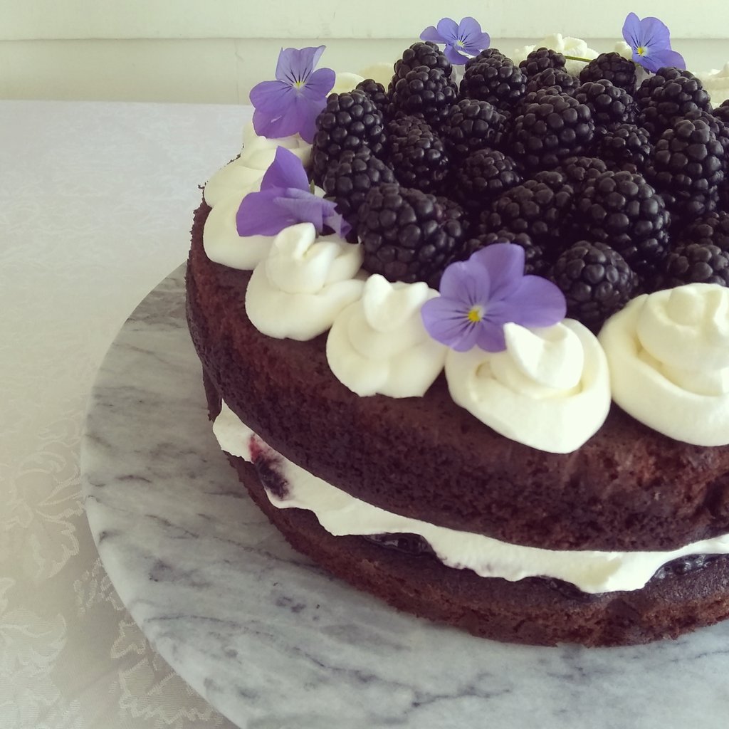 LadyHeartland's tweet photo. Check out the latest blog post, Victoria Sandwich Cake Reimagined!! Or the Anti-Victoria Sandwich. Or Victoria Sandwich Goes to the Dark Side 😂 Whatever you want to call it, it's scrumptious! Here's the link- https://t.co/FxjMm2MU49  #dessertinspo #chocolatecake  #blackberries https://t.co/1flmRHnBhK