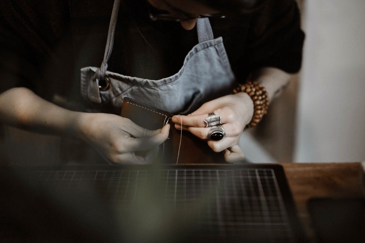 Pour l'amour des petits points cousus à la main avec ce fil de lin, solide et naturel. 
_______________

#leathergoods #leathercraft #artisan #maker #wearethemakers #madeinfrance