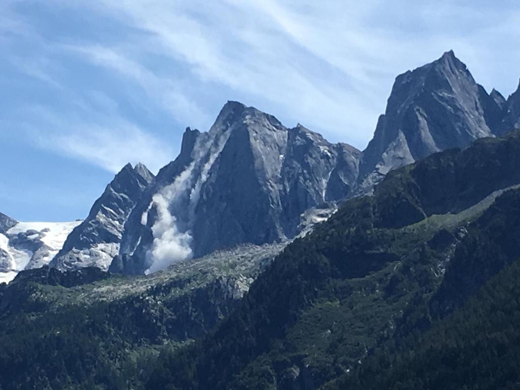 Il Comune di Bregaglia conferma un piccolo crollo di sassi al Pizzo Cengalo. I movimenti vengono monitorati. La Situazione è sotto controllo. #ComunediBregaglia #Bondo #PizzoCengalo #Bondasca