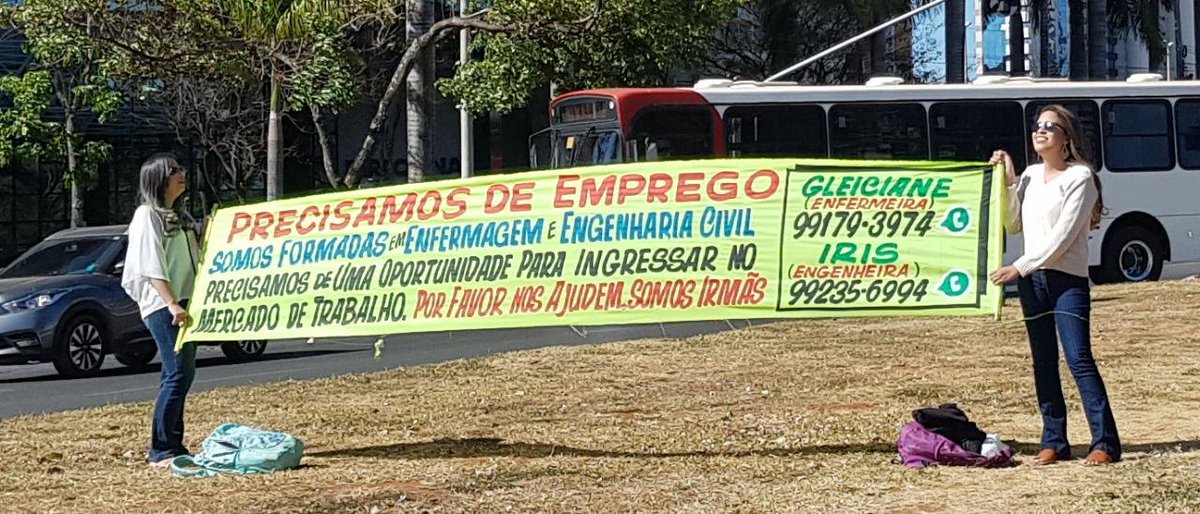 ninabarki's tweet photo. Pessoal de Brasília, passei na W3 hoje e vi essas duas meninas segurando a faixa, procurando colocação no mercado de trabalho. Achei uma atitude super corajosa e resolvi compartilhar. Tomara que consigam se recolocar! Deem RT à vontade! https://t.co/gCZNyH3trx