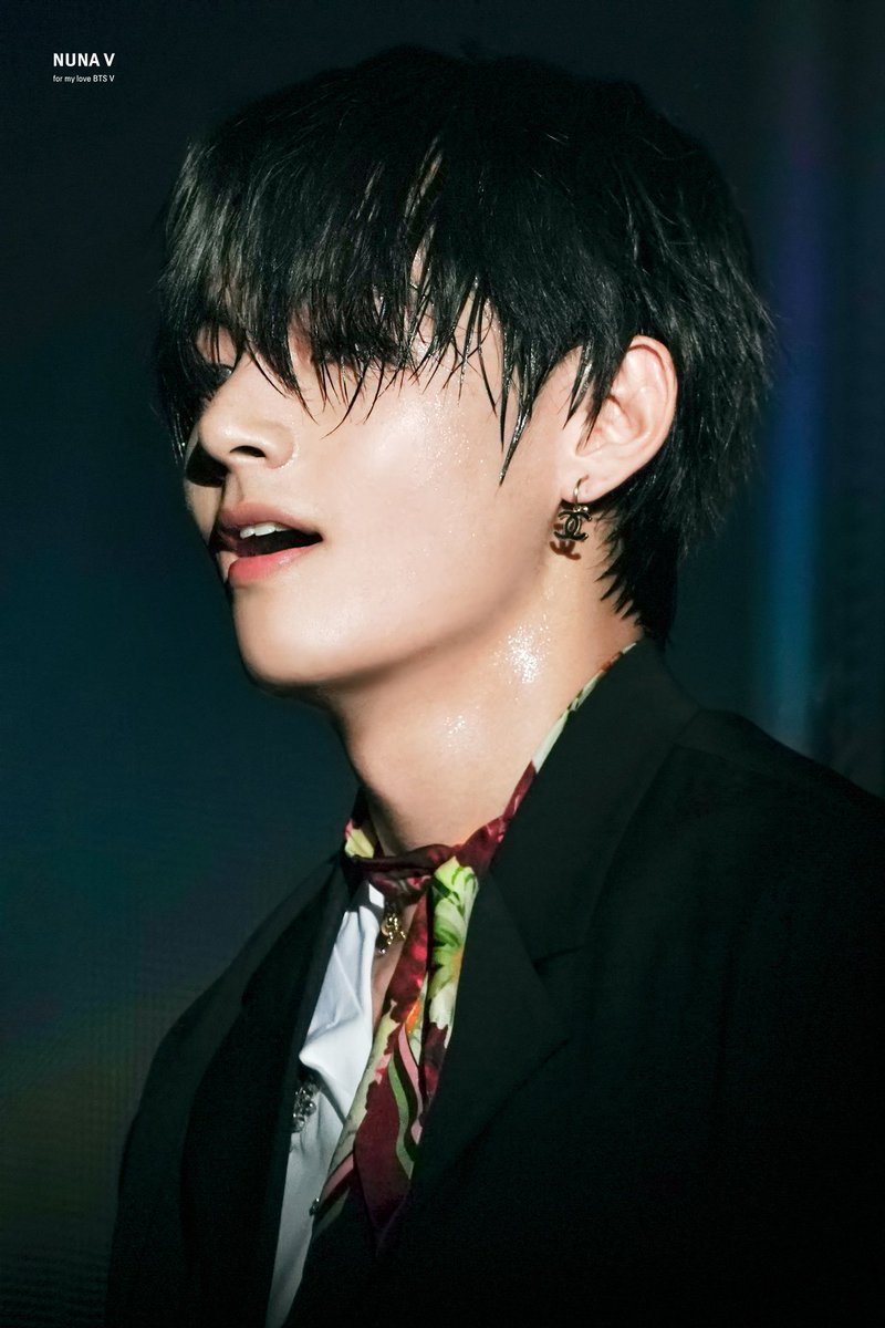 _nuna_V's tweet photo. [HQ] 190811 롯데패밀리콘서트
마지막 무대까지 다 끝내고 땀에 젖어 기진맥진하며 들어가면서도 끝까지 인사해주던 사랑둥이❤️
#이삐사진전 #태형 #방탄소년단뷔 #BTSV #V #Taehyung 
@BTS_twt https://t.co/ErtD1KxK2e