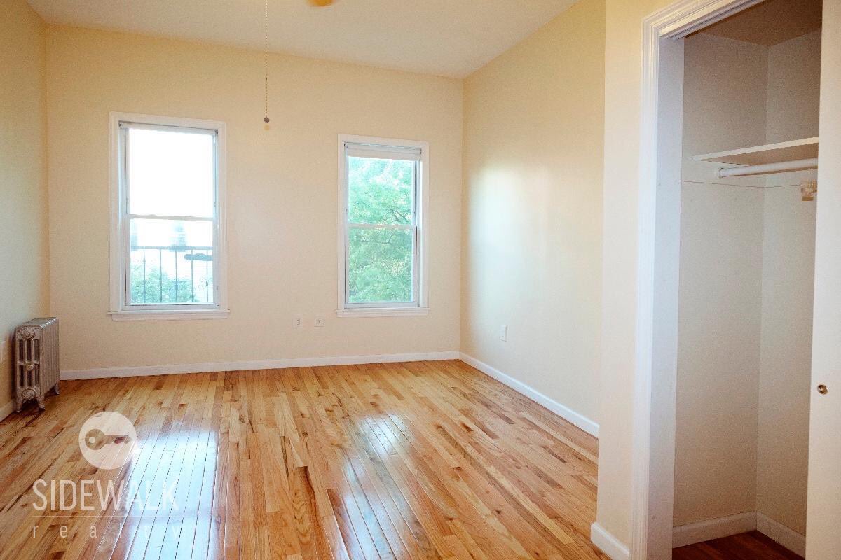 sidewalk_realty's tweet photo. Gorgeous Large Renovated Greenpoint 1 Bedroom with shared Backyard for $2500! #sidewalkrealty #greenpoint https://t.co/yOBZ2iNwCy