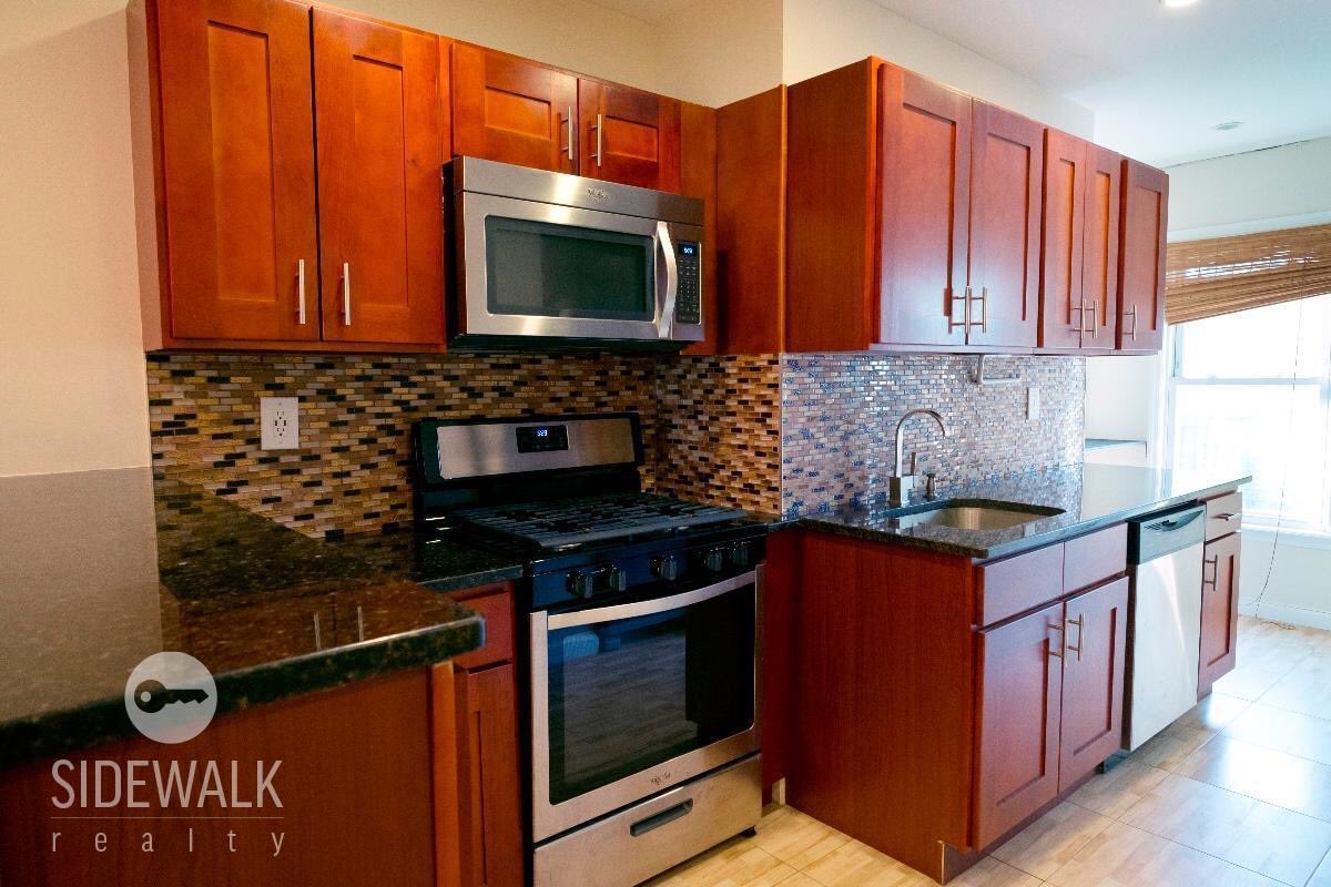 sidewalk_realty's tweet photo. Gorgeous Large Renovated Greenpoint 1 Bedroom with shared Backyard for $2500! #sidewalkrealty #greenpoint https://t.co/yOBZ2iNwCy