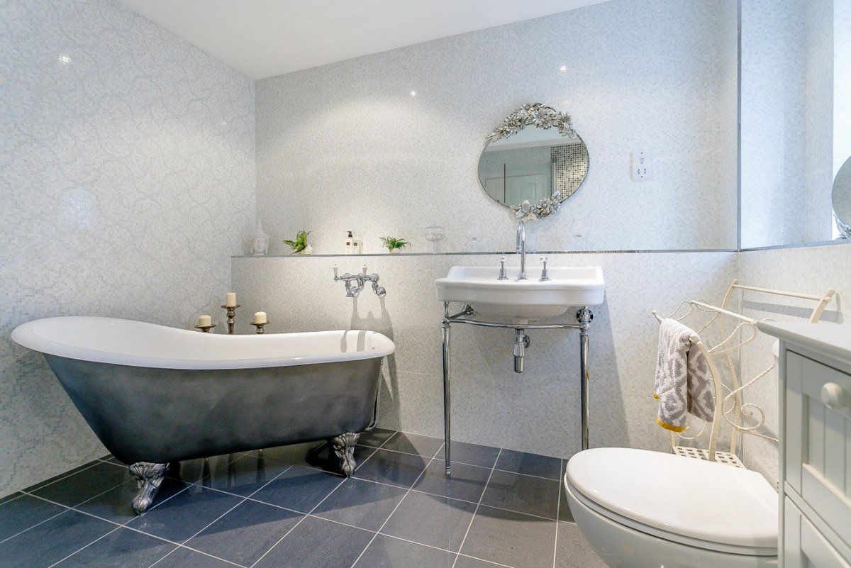 TheAlbionBathCo's tweet photo. One of the first baths we created over 20 yrs ago was our Neptune Slipper bath in a 1515 mm length - its still going strong today! Image supplied by Mrs S shows our burnished iron finish with nickel plated feet. https://t.co/9n5V6NDE1F
#inspiration #smallbath #freestandingbath https://t.co/khr7On0San