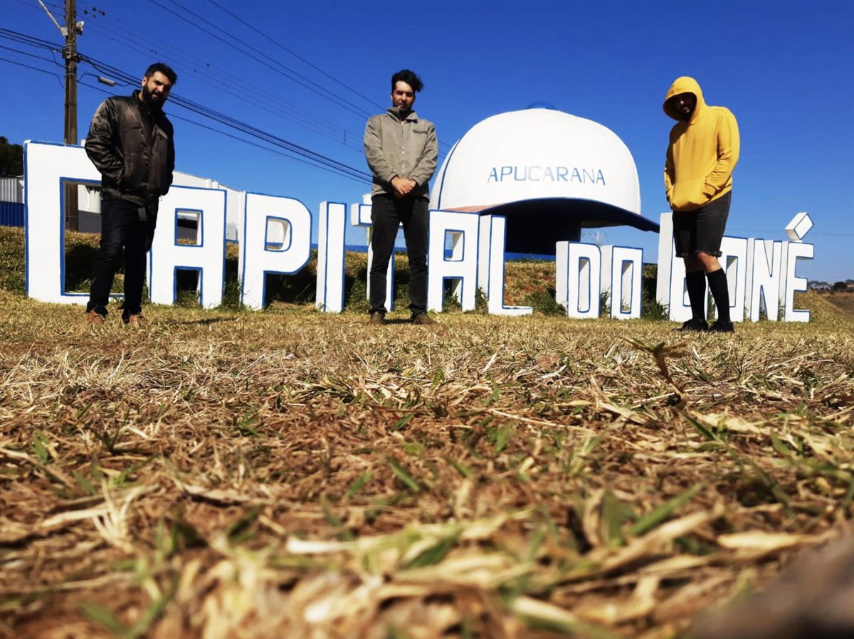 KilotonesRock's tweet photo. Alô Apucarana, já chegamos e as 15H30 tem show no @SescApucarana com entrada gratuita, chama os amigos e vem curtir esse show com a gente! #showtime https://t.co/rxjJo3qRMX