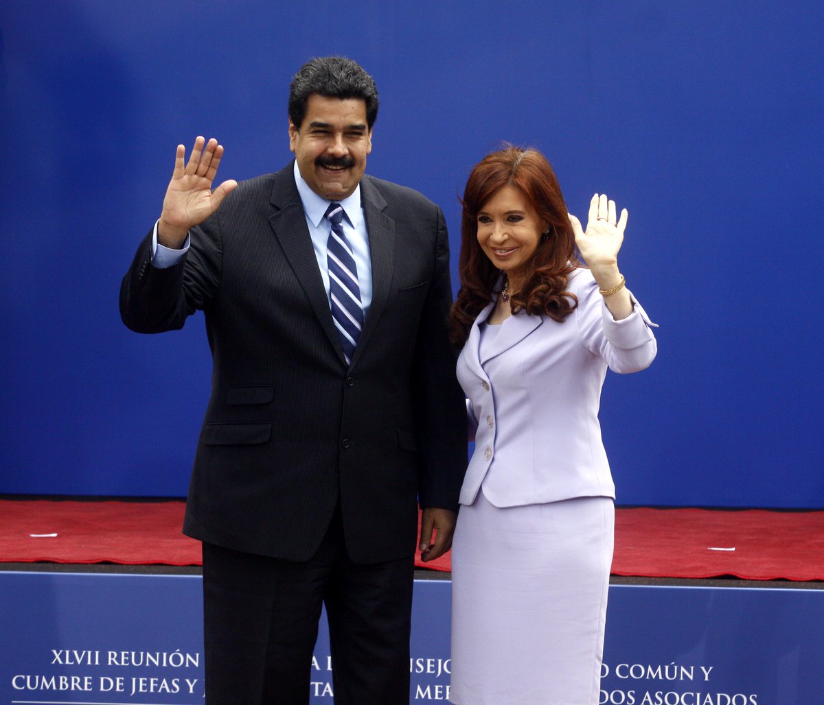 Meu_Rumo's tweet photo. El futuro de la Argentina con cristina kirchner.   #BuenMiercoles https://t.co/G2ASK4BCA6