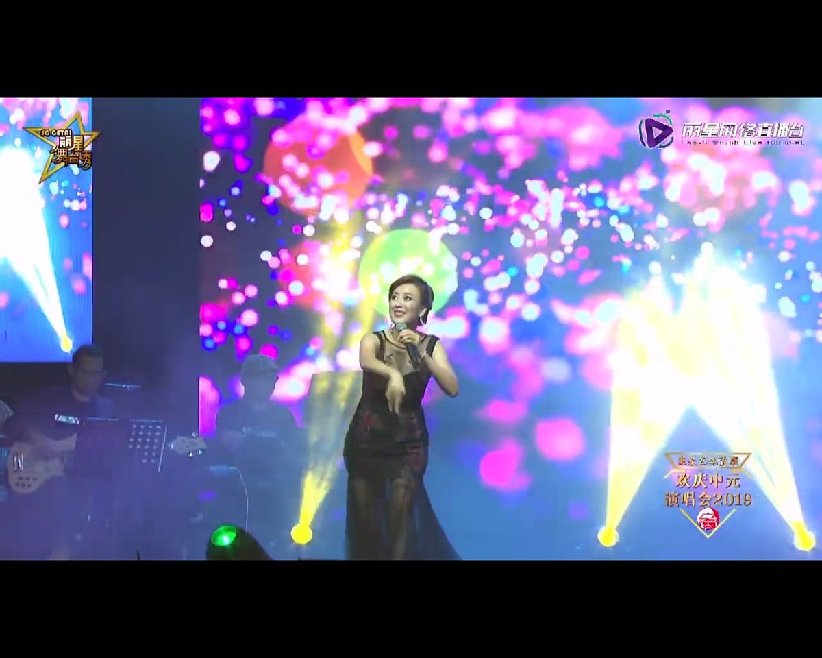 texanspaniard's tweet photo. Aww yeah, #getai is on again and this lady is throwing gifts out to the crowd while not missing a beat with her singing! Total pro! Mad respect! #singapore #hungryghostfestival https://t.co/Efgpjs07Oo https://t.co/kJ2keo91eC