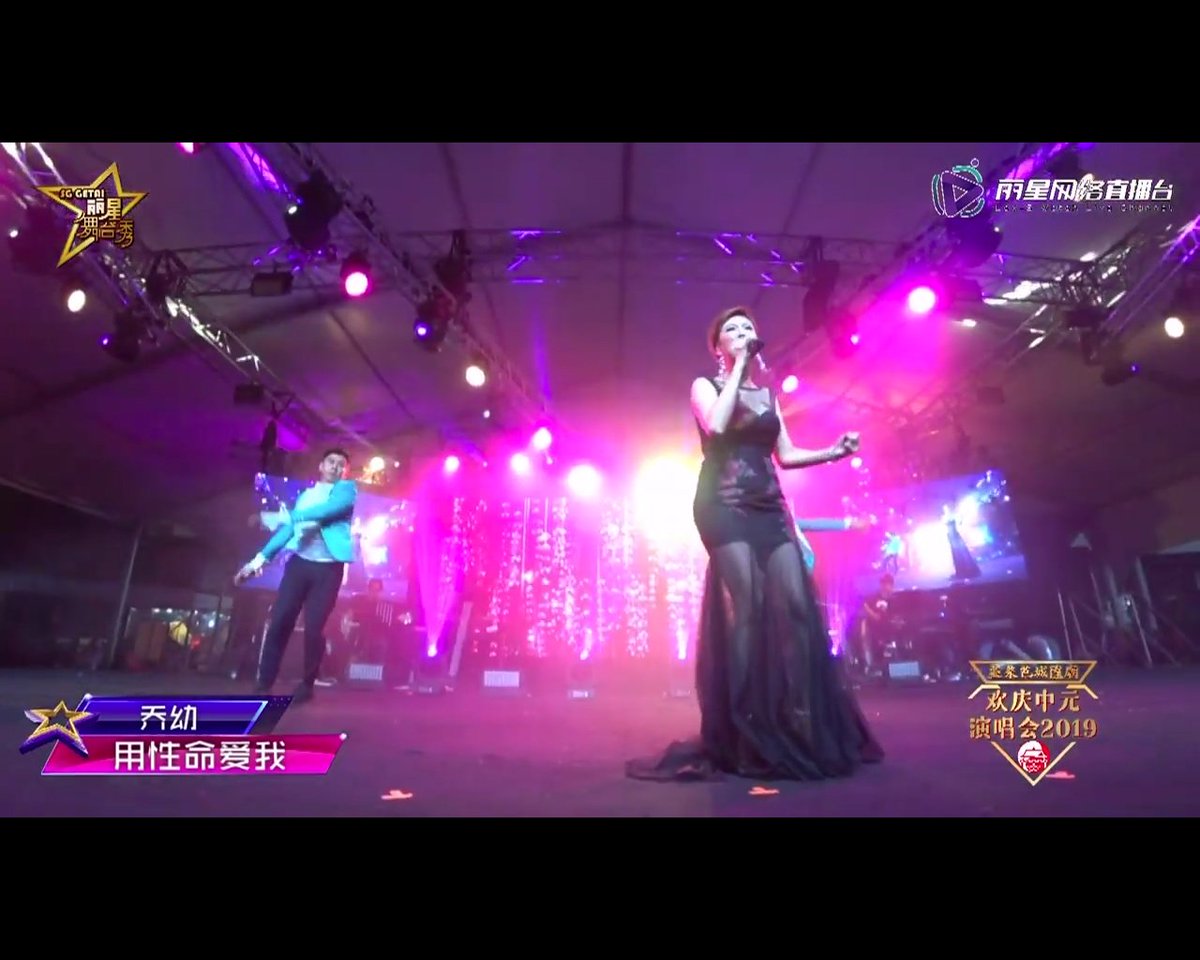 texanspaniard's tweet photo. Aww yeah, #getai is on again and this lady is throwing gifts out to the crowd while not missing a beat with her singing! Total pro! Mad respect! #singapore #hungryghostfestival https://t.co/Efgpjs07Oo https://t.co/kJ2keo91eC