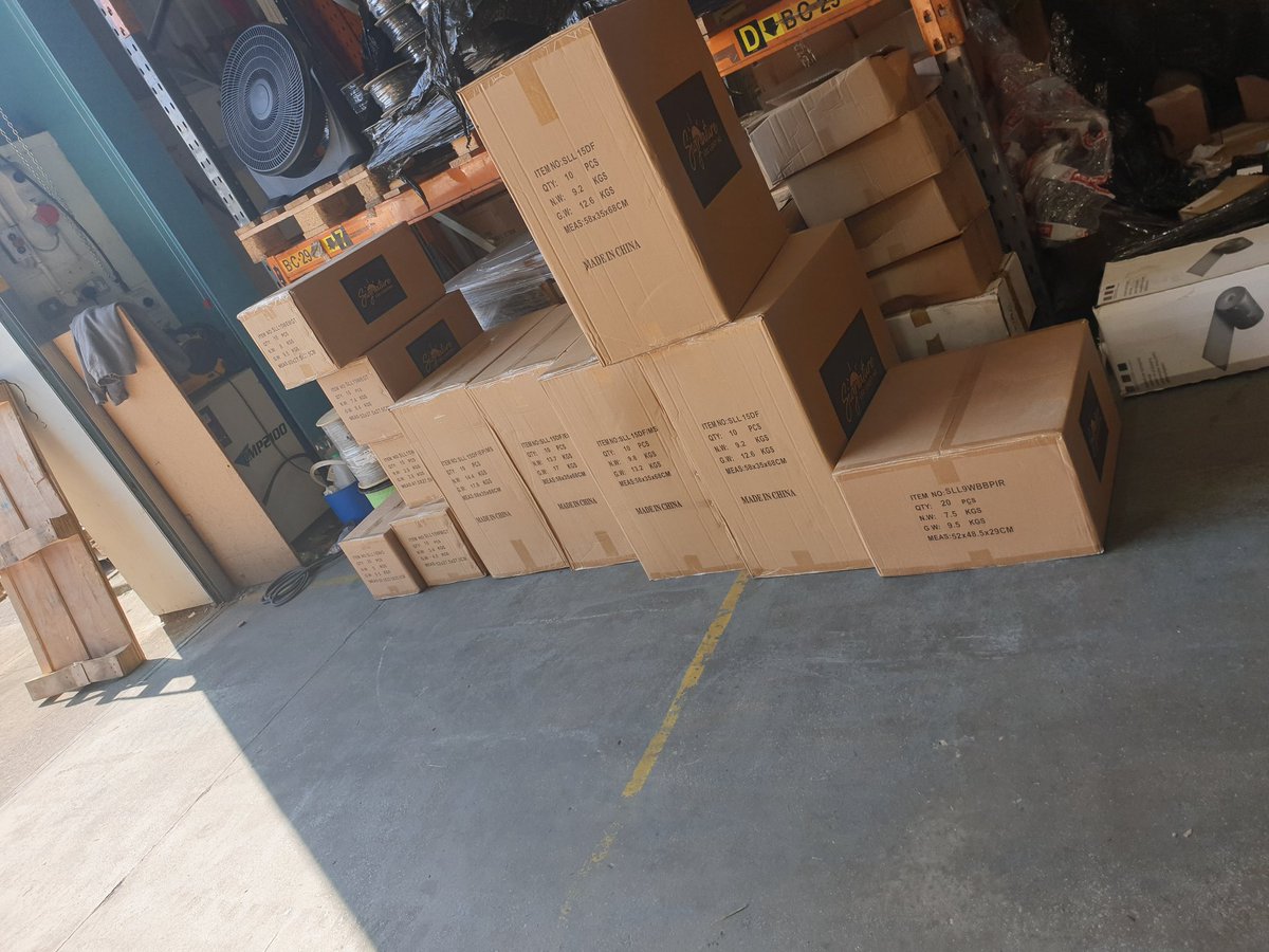 SignatureLED's tweet image. One of our customers ordered goods this morning and needed them delivering to their head office urgently. Our Van&apos;s out doing other deliveries and wouldn&apos;t be back in time. Its amazing how much you can fit in a WV Amorok.
#samedaydelivery #signaturealwaysdelivers 
#ProblemSolvers