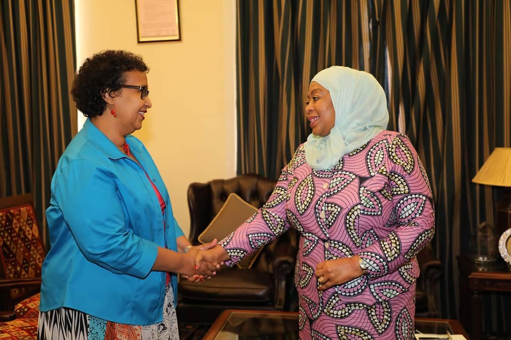 maendeleoyajami's tweet photo. Makamu wa Rais wa Jamhuri ya Muungano wa Tanzania Mhe. Samia Suluhu Hassan leo amekutana na kuzungumza na Mkurugenzi Mkazi UN WOMEN Bibi Hodan Addou  amempongeza na kumshukuru kwa kuimarisha Ulinzi wa Masoko kwa kuzuwia Utumikishaji Wanawake na Watoto Masokoni. https://t.co/6ieTmScofZ