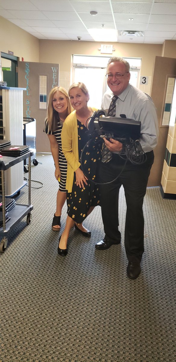 KCC_KISD's tweet photo. Happy #KISDFirstDay to everyone! #RISEUpKLC https://t.co/4wUftKMrUi