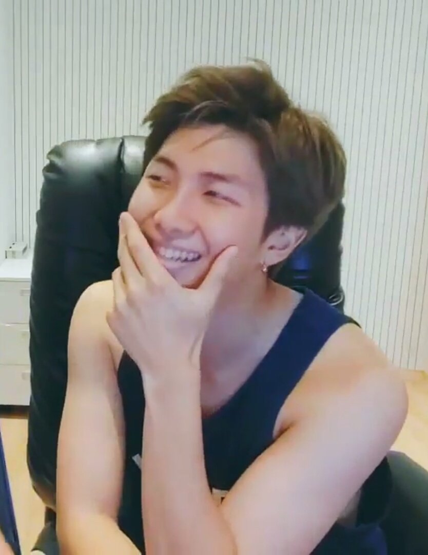 AfRm_JJ's tweet photo. แด๊ดดี้ของด้อม!!
#RM #NAMJOON https://t.co/R6h5YLoWNN