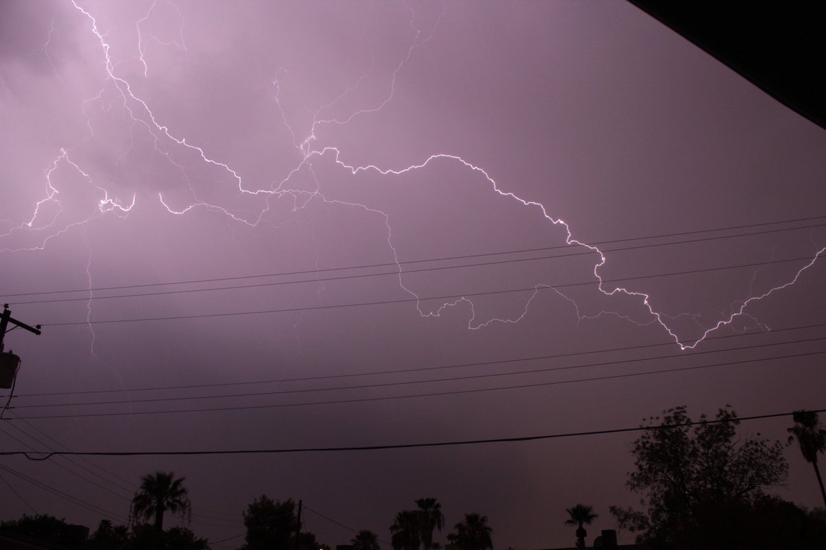 biserman's tweet photo. August 3rd CC lightning in Tempe. #azwx #stormhour #monsoon2019 https://t.co/CtH9og4JUv