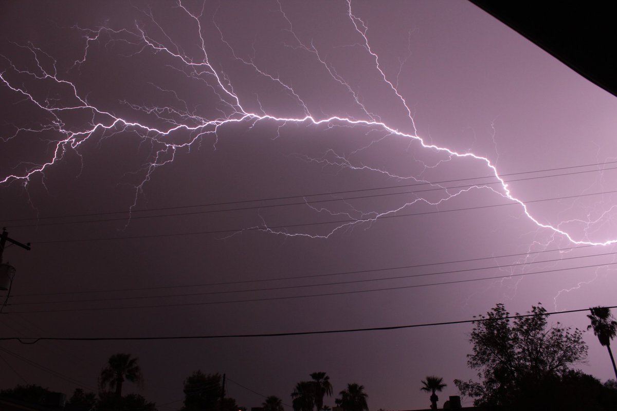 biserman's tweet photo. August 3rd CC lightning in Tempe. #azwx #stormhour #monsoon2019 https://t.co/CtH9og4JUv