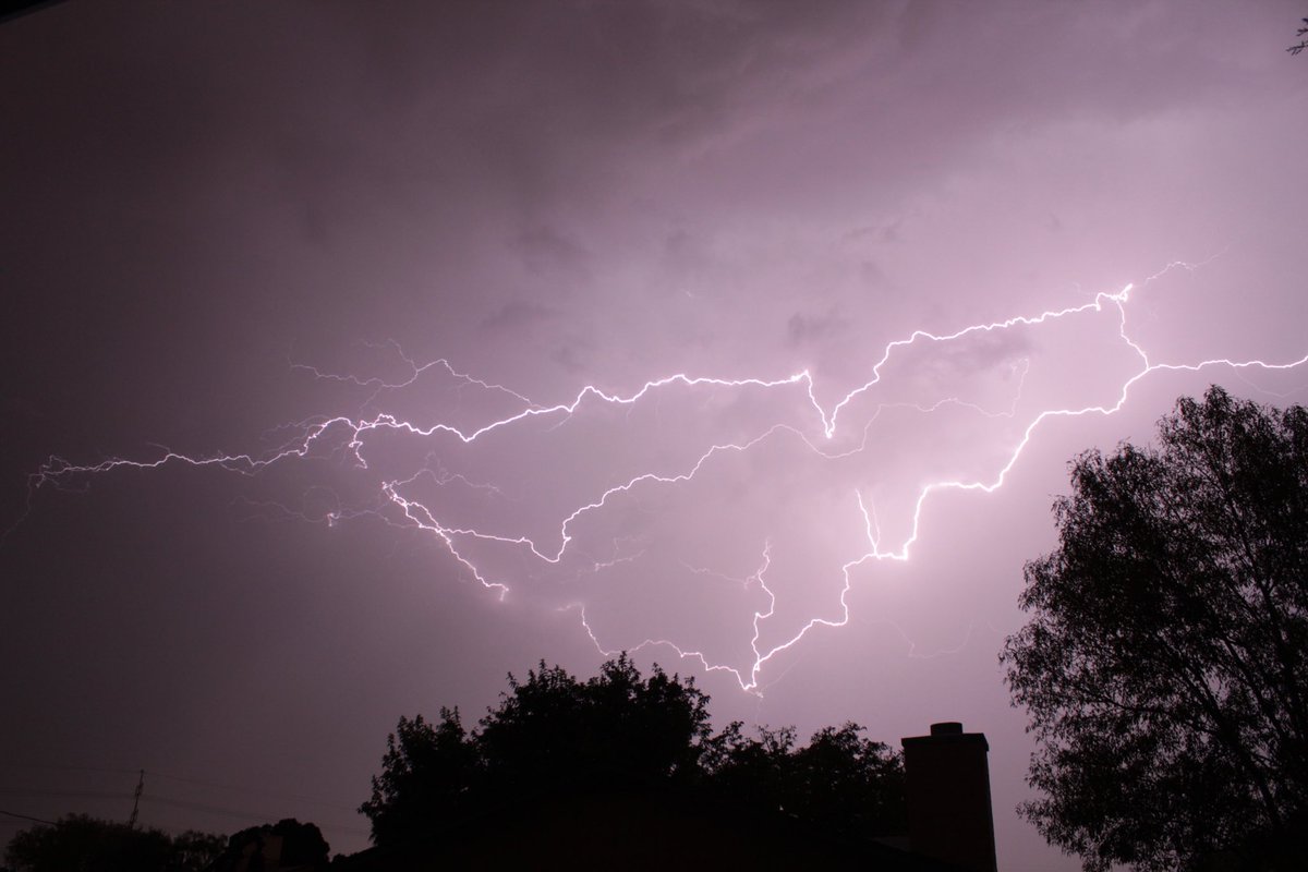 biserman's tweet photo. August 3rd CC lightning in Tempe. #azwx #stormhour #monsoon2019 https://t.co/CtH9og4JUv