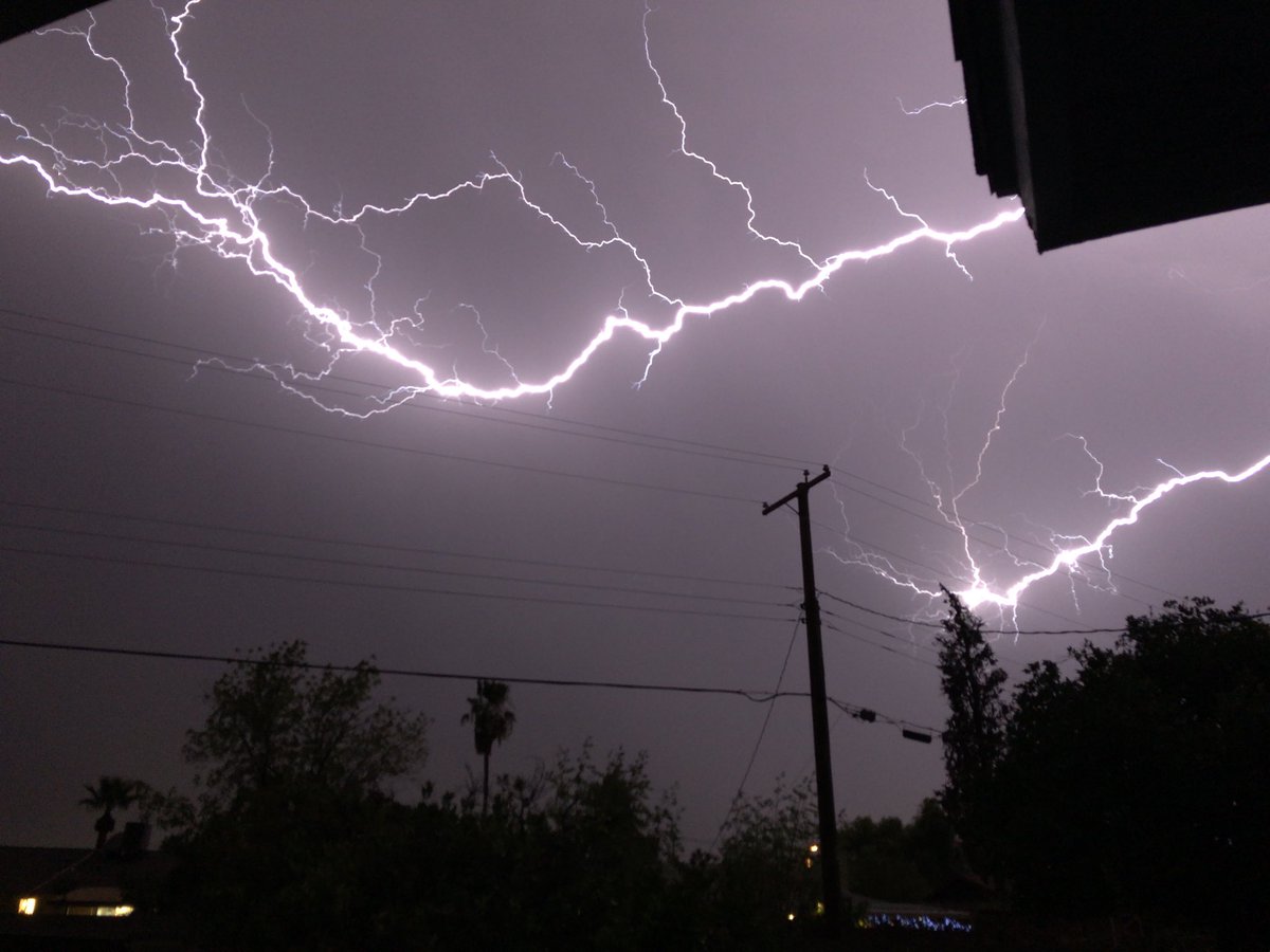 biserman's tweet photo. August 3rd CC lightning in Tempe. #azwx #stormhour #monsoon2019 https://t.co/CtH9og4JUv