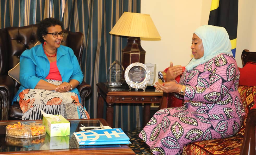 maendeleoyajami's tweet photo. Makamu wa Rais wa Jamhuri ya Muungano wa Tanzania Mhe. Samia Suluhu Hassan leo amekutana na kuzungumza na Mkurugenzi Mkazi UN WOMEN Bibi Hodan Addou  amempongeza na kumshukuru kwa kuimarisha Ulinzi wa Masoko kwa kuzuwia Utumikishaji Wanawake na Watoto Masokoni. https://t.co/6ieTmScofZ