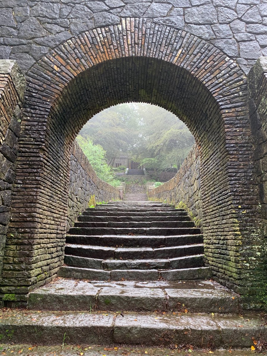 BrianKille1's tweet photo. The atmospheric walkway above Lever's Bridge, Rivington Terraced Gardens in today's misty rain:-
#LordLeverhulme #SevenArchBridge #RivingtonTerracedGardens #WestPennineMoors https://t.co/9gKiQyL6Eh