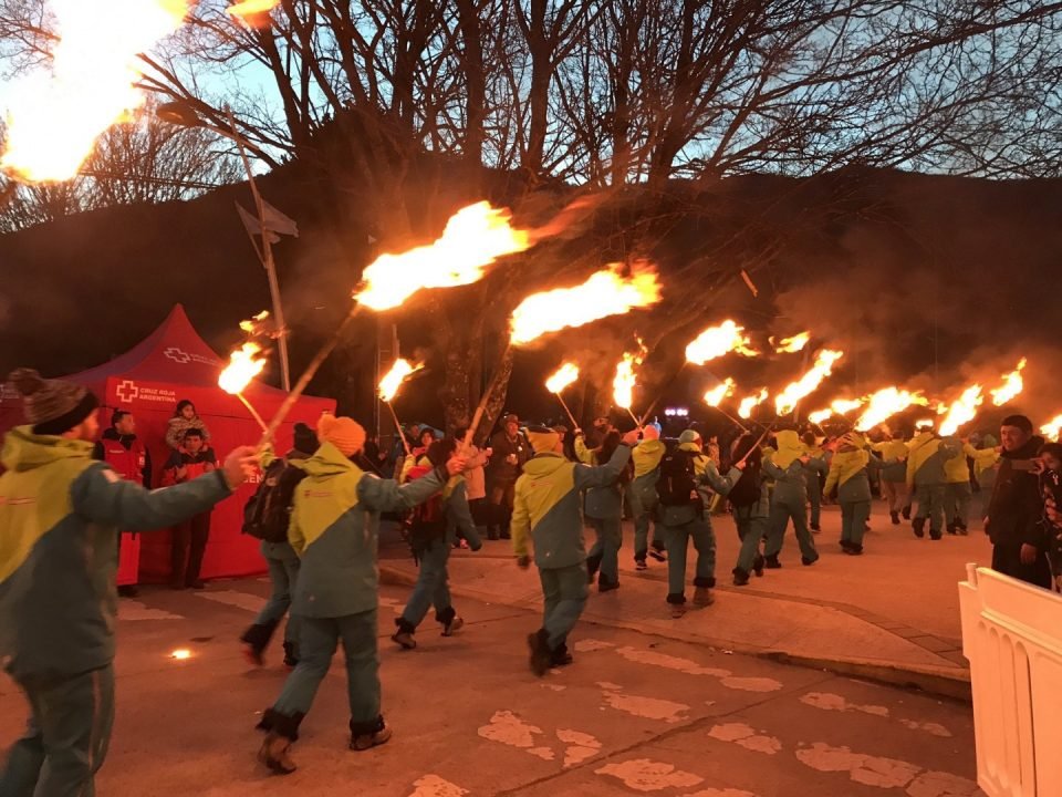 BureauSMA's tweet photo. SAN MARTÍN DE LOS ANDES FESTEJA ESTE DOMINGO LA 39° FIESTA NACIONAL DEL MONTAÑÉS
La celebración representa una parte de la identidad cultural de la ciudad, en la que se conjugan raíces vinculadas a la industria maderera, con el presente de la actividad turística. https://t.co/WTGQXjQsqJ