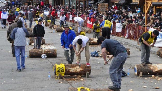 BureauSMA's tweet photo. SAN MARTÍN DE LOS ANDES FESTEJA ESTE DOMINGO LA 39° FIESTA NACIONAL DEL MONTAÑÉS
La celebración representa una parte de la identidad cultural de la ciudad, en la que se conjugan raíces vinculadas a la industria maderera, con el presente de la actividad turística. https://t.co/WTGQXjQsqJ