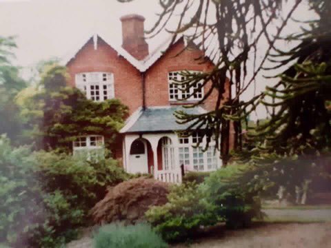 CGray8567's tweet photo. From a family home to a derelict and run down shell! Cllr @bande_lily and I will do our very best to get the #SeearsPark #Cottage back in use for the #community #SuttonWest https://t.co/LrKTo3moL3