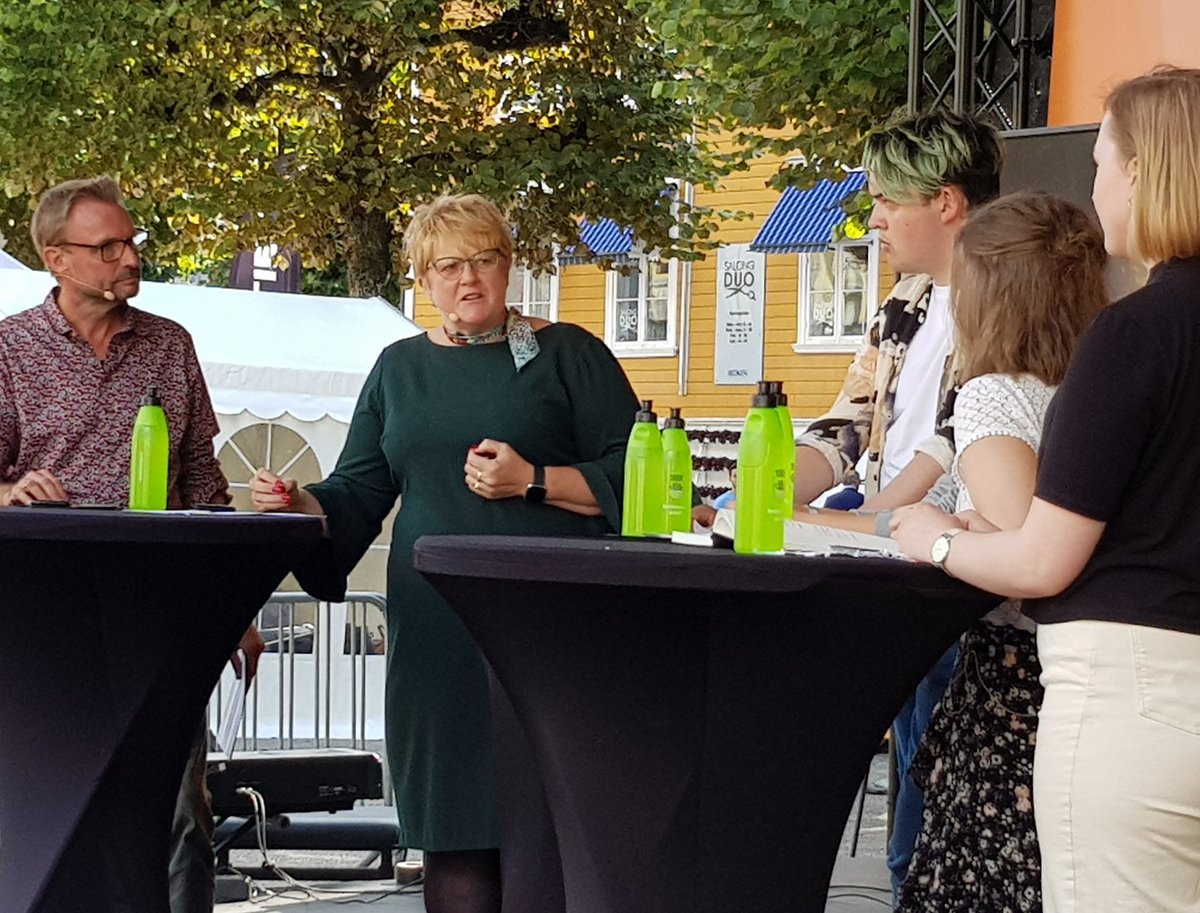 Korforbundet's tweet photo. - Det må settes like høye kompetansekrav til lærere i estetiske fag som for matematikk, sier @Trinesg på #Arendalsuka. Når skal dette bli realitet for musikklærere? #ArendalsukaKultur #syngut https://t.co/PTnwtpez5a