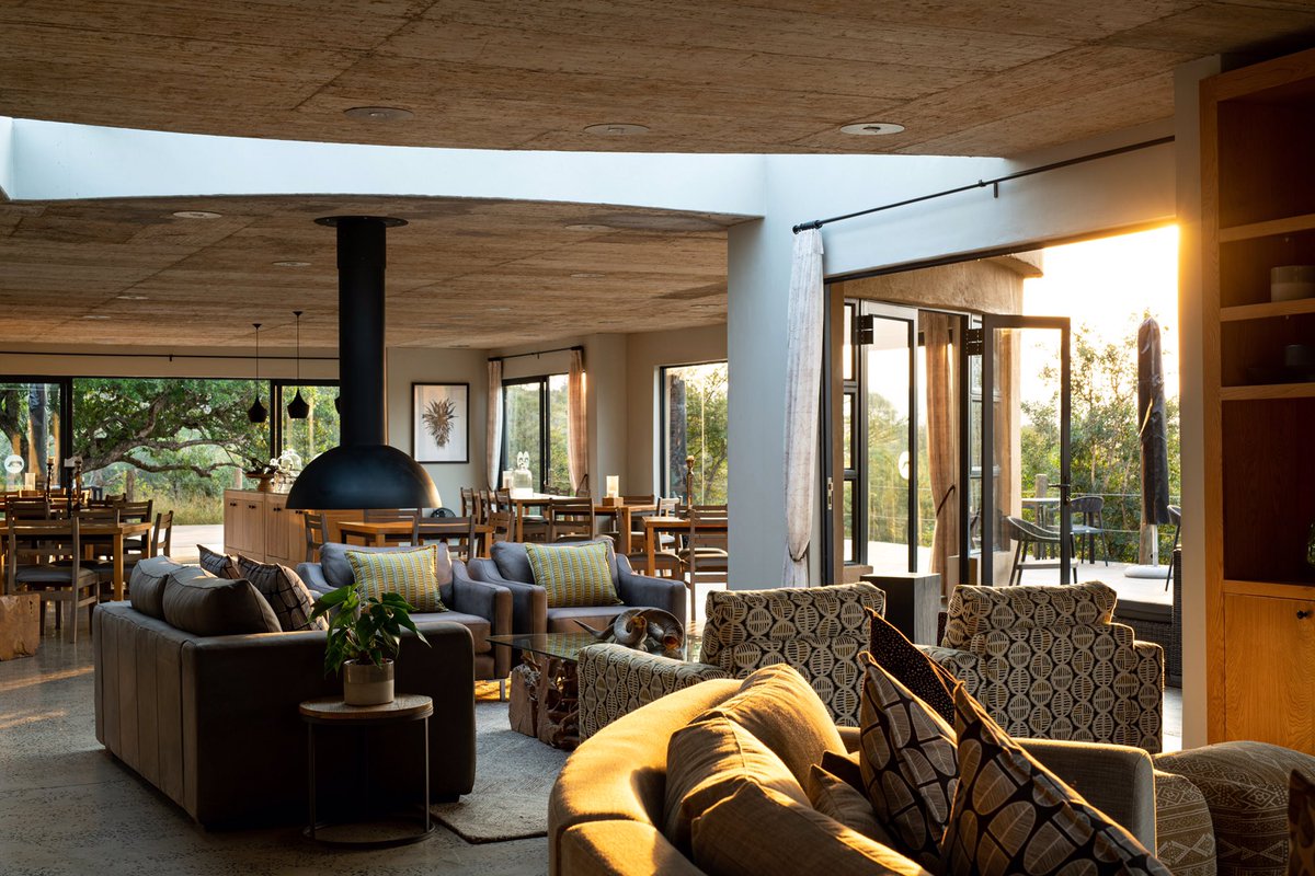 A warm good morning from the beautiful Mthembu Lodge ☀️
.
#mornings #zululand #kzn #umfolozibigfivegamereserve #mthembulodge #mantiscollection #dokzn