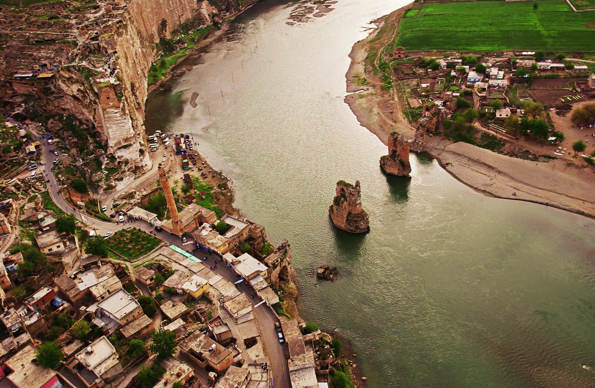HasankeyfKoord's tweet photo. Ajanslar "Yeni ve modern Hasankeyf'te sona gelindi" diyor. Sorarız 12 bin yıllik tarih, Dicle Vadisi boyunca sularla yok edilmek istenilen ekolojik çeşitlilik, bu doğa, bu bellek TOKİ'nin betonname evlerinin neresinde? Çağrımızdır, #HasankeyfİçinGeçDeğil https://t.co/NziXWU1Xaa