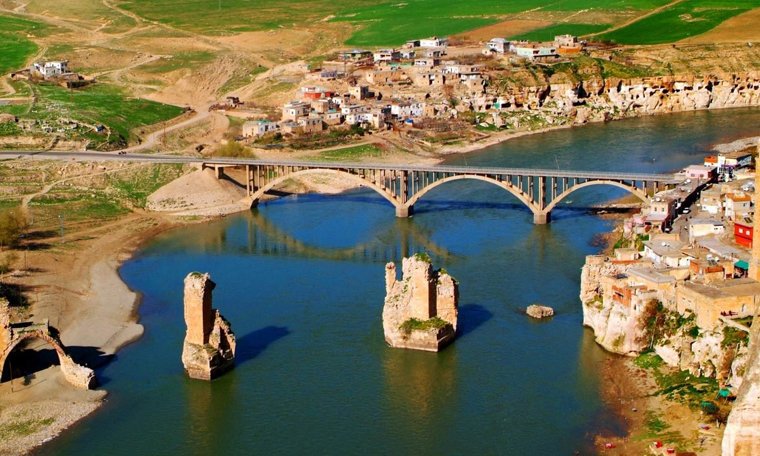 HasankeyfKoord's tweet photo. Ajanslar "Yeni ve modern Hasankeyf'te sona gelindi" diyor. Sorarız 12 bin yıllik tarih, Dicle Vadisi boyunca sularla yok edilmek istenilen ekolojik çeşitlilik, bu doğa, bu bellek TOKİ'nin betonname evlerinin neresinde? Çağrımızdır, #HasankeyfİçinGeçDeğil https://t.co/NziXWU1Xaa