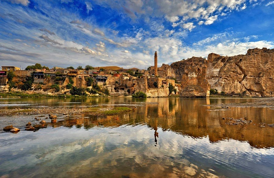 HasankeyfKoord's tweet photo. Ajanslar "Yeni ve modern Hasankeyf'te sona gelindi" diyor. Sorarız 12 bin yıllik tarih, Dicle Vadisi boyunca sularla yok edilmek istenilen ekolojik çeşitlilik, bu doğa, bu bellek TOKİ'nin betonname evlerinin neresinde? Çağrımızdır, #HasankeyfİçinGeçDeğil https://t.co/NziXWU1Xaa