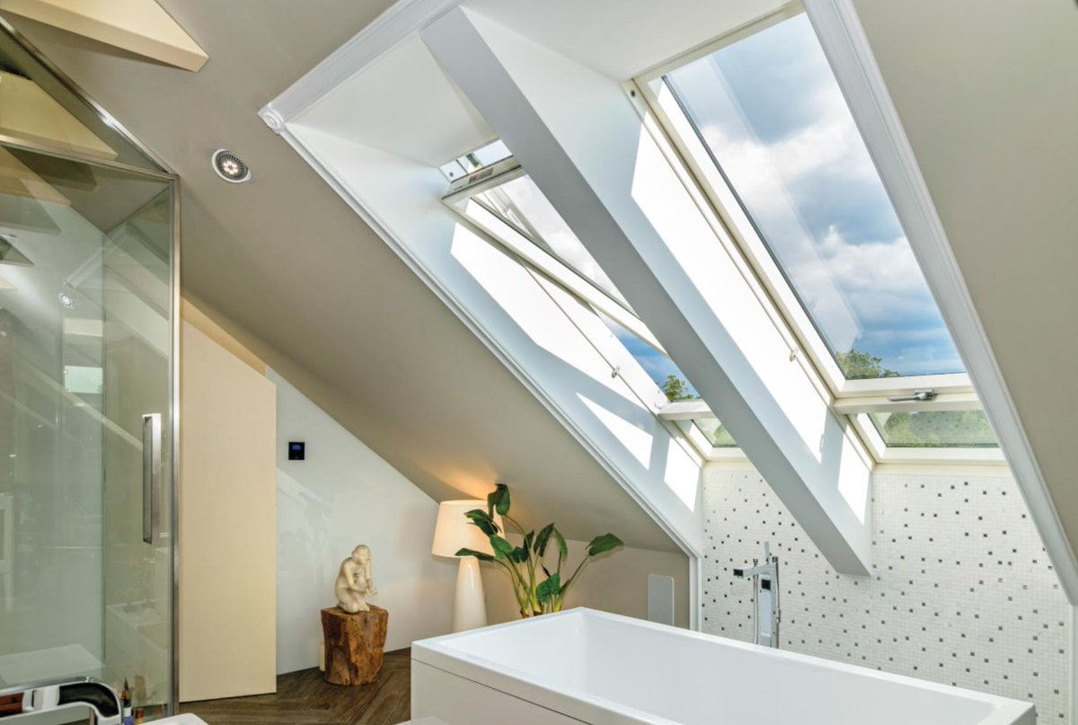 FAKRO_FR's tweet photo. Admirez cette salle de bain sous les toits transformée en intérieur lumineux grâce à nos fenêtres de toit proSKY ! 🛀

https://t.co/BZDHSotOO2 https://t.co/CgLRkJZEpd