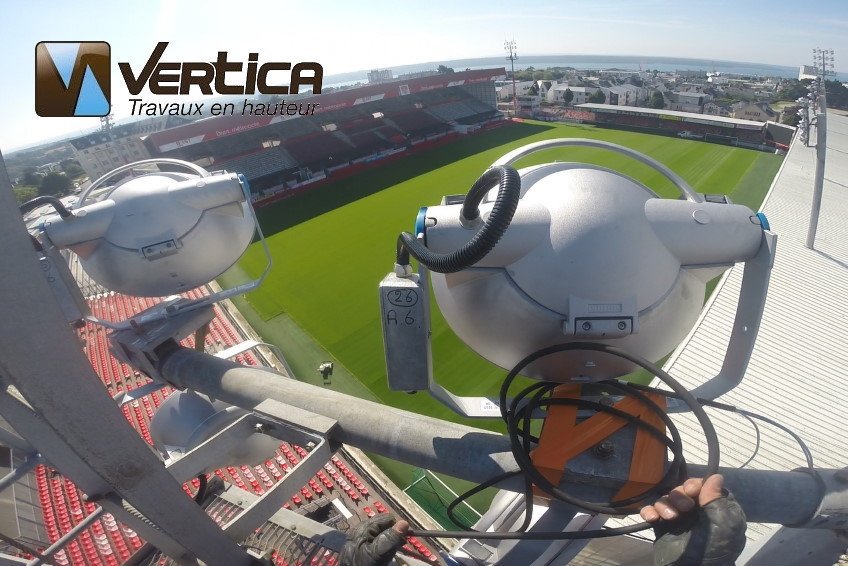 verticabzh's tweet photo. Mise aux normes éclairage stade Francis Le Blé à Brest par les cordistes de VERTICA, pour le grand retour du Stade brestois 29 en Ligue 1. Allez Brest !!
https://t.co/aT8aJBerkR

#cordiste #travauxenhauteur #sb29 https://t.co/1Qf0ZQj60E
