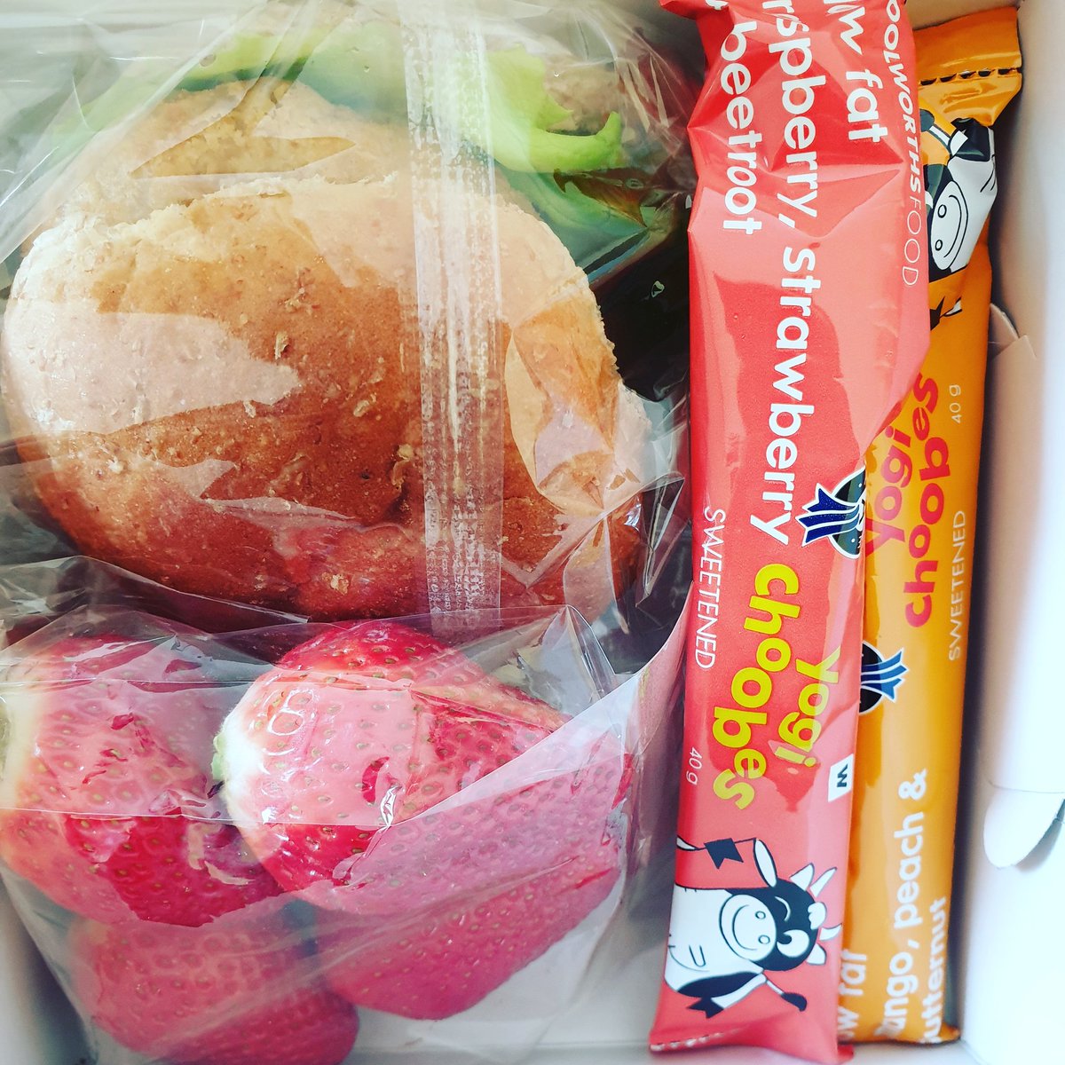 A tiny tot lunch box with some of our favourite things. Fish burger, strawberries and a couple of yogi choobs. Simply delicious.
#healthyschoollunch #balancedlunchbox #lemonzestlunches