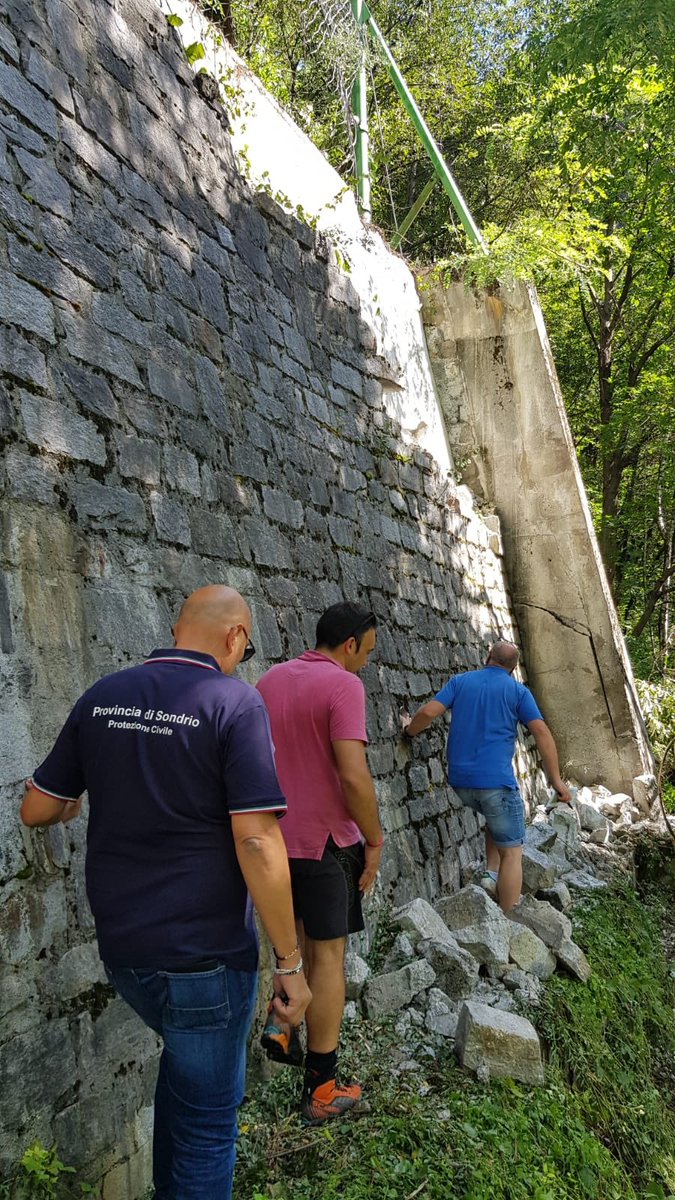MassimoSertori_'s tweet photo. 🔴Qui #VilladiChiavenna (SO). Sopralluogo in località Motta di #Calestro colpita lo scorso lunedì da colate di sassi e fango. #RegioneLombardia ha già finanziato i lavori di #prontointervento per la messa in #sicurezza dell’intero corpo franoso. https://t.co/4fVBJH1BHc