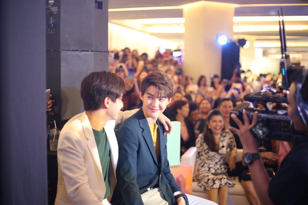 TaylorThinn's tweet photo. @TutorHeart1 @WeLoveYThai 🖤 Perth Tanapon and Saint Suppapong ❤

They won Line TV award
🏆best kiss scene award 
🏆best cp award 

Their chemistry is naturally beautiful 
🥰🥰🥰

#PerthTanapon #Saint_sup #PerthSaintSation #PerthSaintXTrigon #TRIGON https://t.co/X7o6wGvRse
