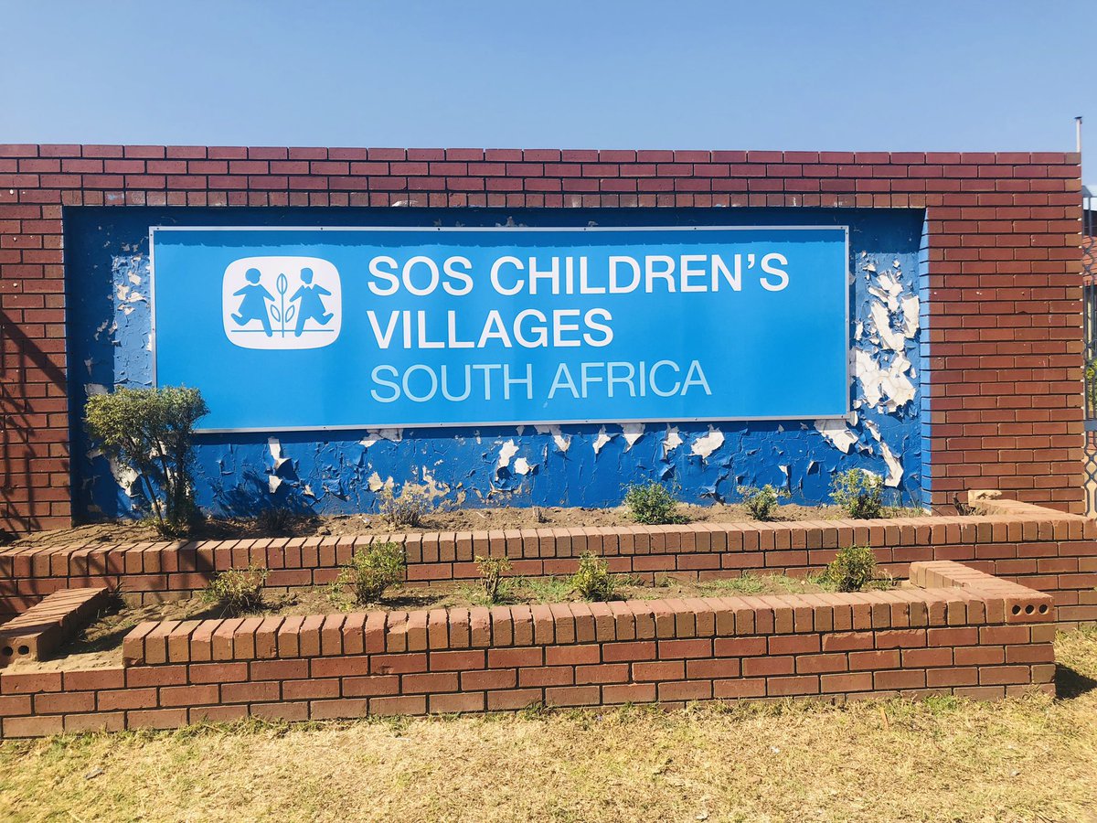we_are_runners_'s tweet photo. On the 7th of April 2019, we asked the running community to donate sanitary towels to keep a girl child in school. Yesterday we handed these over to SOS Children’s Village in Mamelodi. A big thank you to everyone who donated a pack or two, we are grateful. We are runners 🤗🤗 https://t.co/lyxZRQDxGf