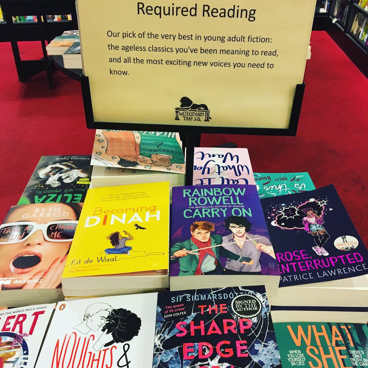 sifsigmars's tweet photo. Had a fantastic time yesterday travelling around London signing copies of #thesharpedgeofasnowflake - Thanks for a fab day, @beccimansell ❤️❄️ https://t.co/3Z6CVEPfqW