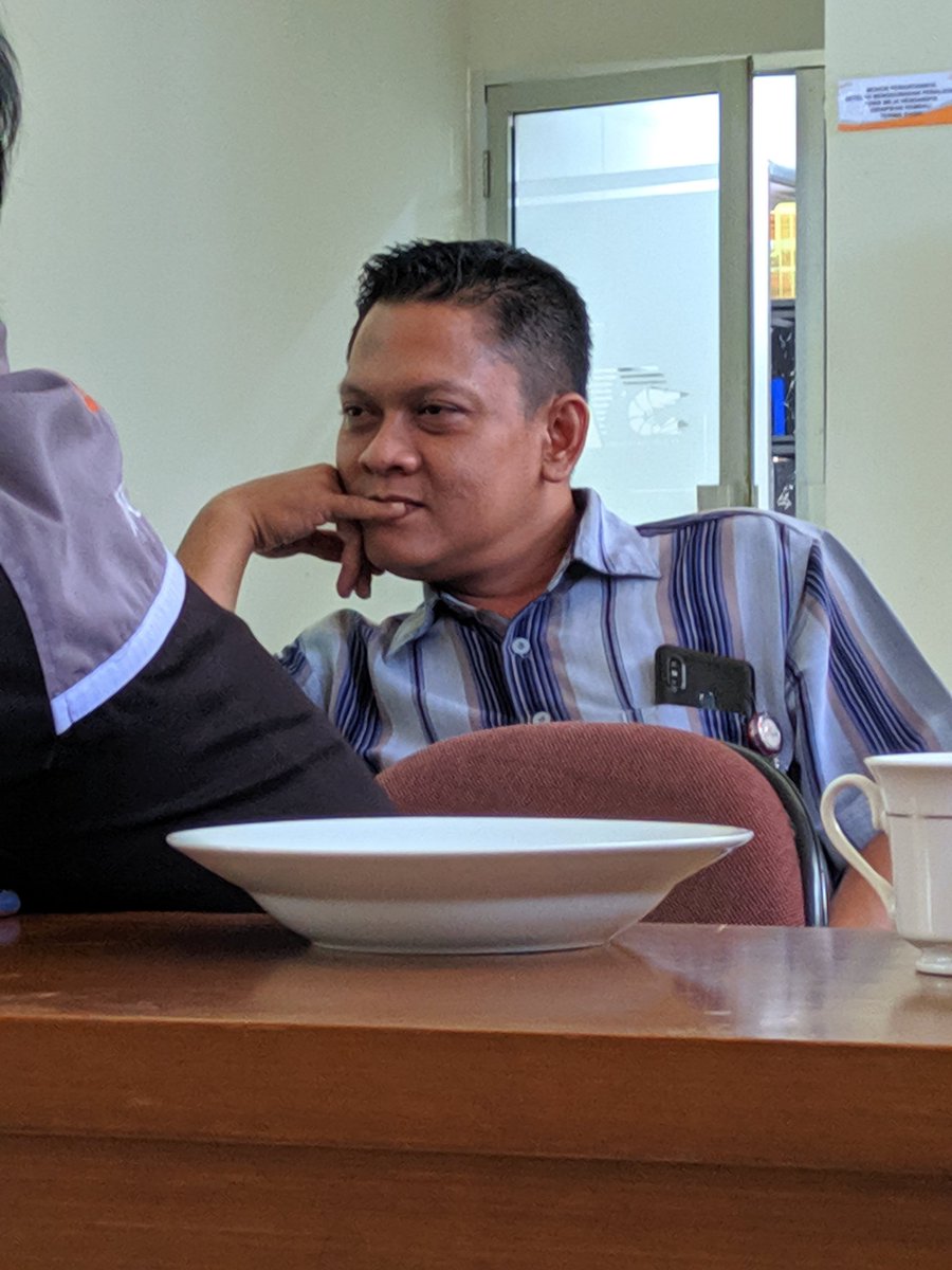 ketika di pabrik karyawan nya 90% laki2 dan ada cewe agak bening dateng ke pabrik (dalem hati "hmmb")