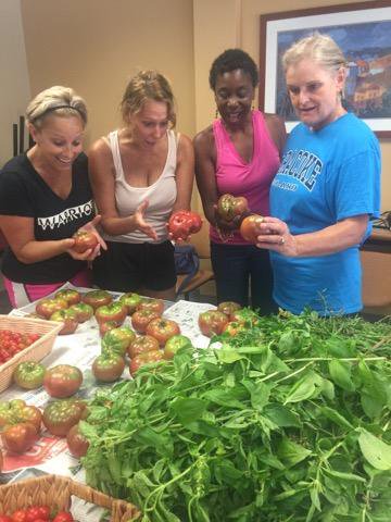 ClasiqueAffairs's tweet photo. Had fun helping bag up a bountiful harvest at the #SeedsofHopeGarden @MDAndersonNews @CooperHospital on Friday 🌱💘 #CancerWarriors #NatureTherapy #EatingtoLive https://t.co/3iBF9C0FsG