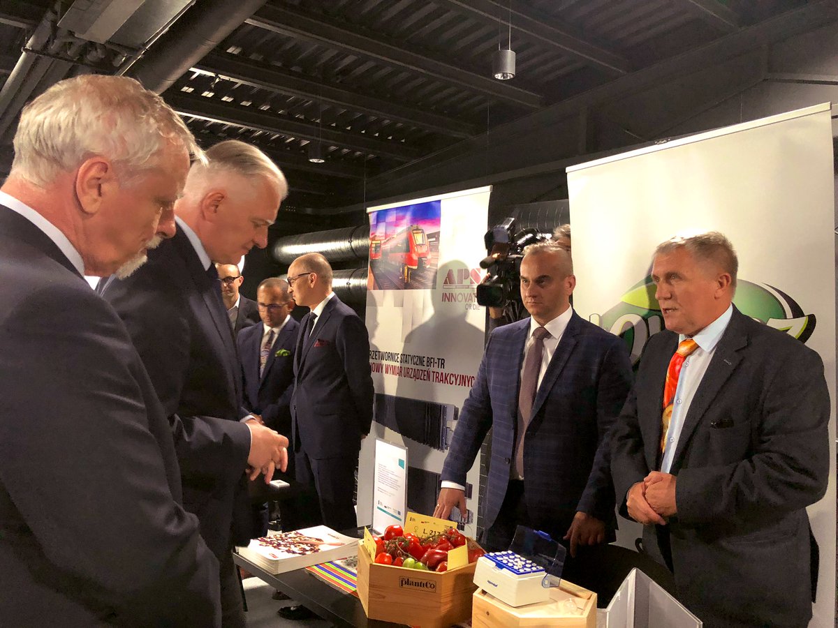 Premier <a href="/Jaroslaw_Gowin/">Jarosław Gowin</a> @NAUKA_GOV_PL oraz dyrektor <a href="/NCBR_pl/">NCBR</a> Wojciech Kamieniecki odwiedzili stoiska beneficjentów konkursu #SzybkaŚcieżka: Applica.AI, Braintri, APS energia, konsorcjum Plantico, <a href="/maspex/">maspex</a> oraz QZ Solutions