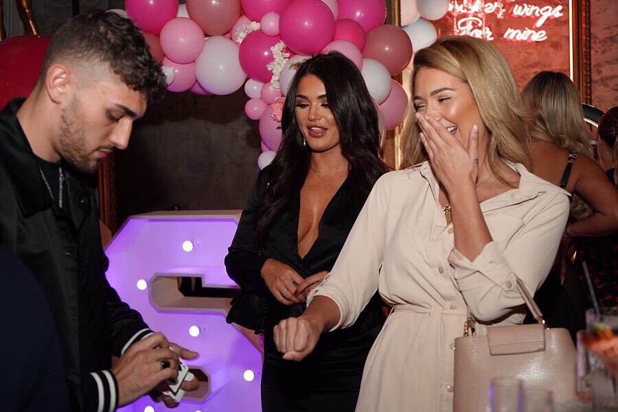 DominicMagician's tweet photo. Kiss Event with @LoveIsland’s @lovefromreyn https://t.co/Pv4t54TbSN