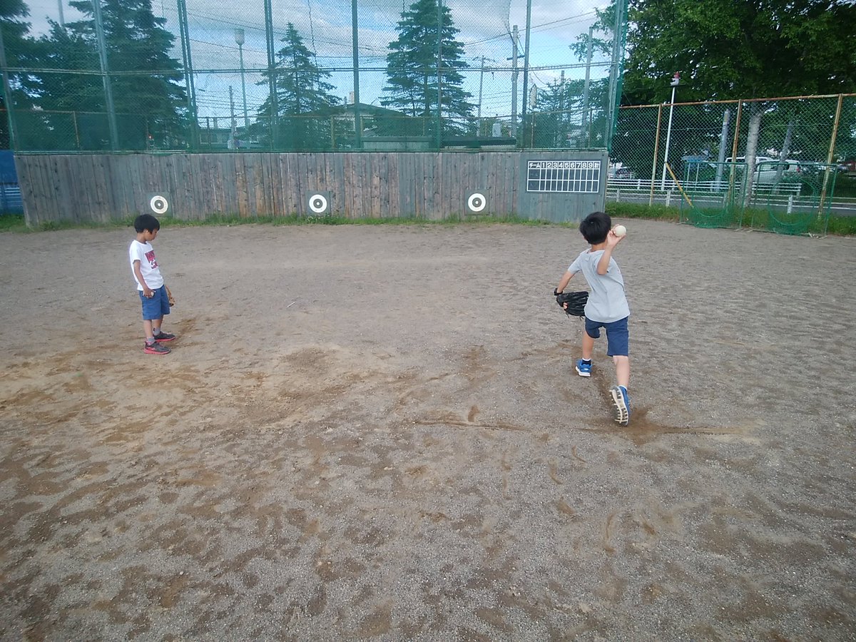 mcode1980's tweet image. 神奈川から帰省した甥っ子と自分の母校のグラウンドで野球の練習をしました。自分が小学生の時に練習していた時の事も思い出し懐かしく楽しく過ごせました(^^)#この夏の思い出
