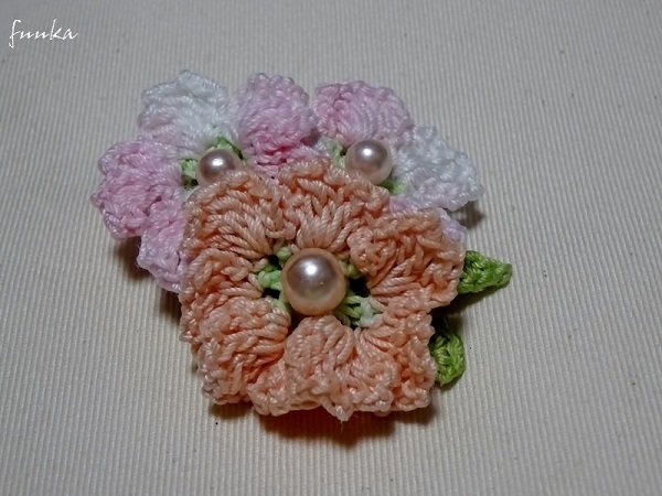 手編みブローチ