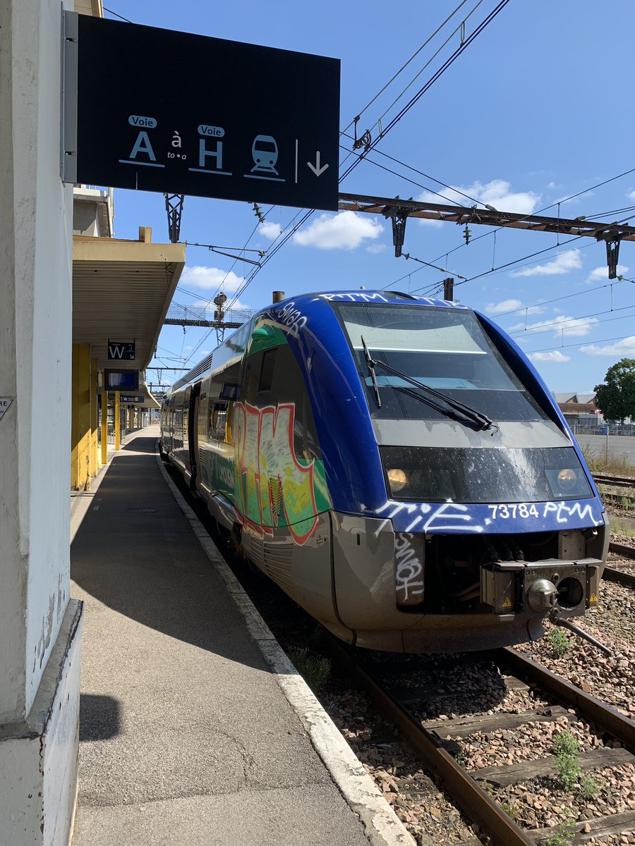 CRL_Bordeaux's tweet photo. Bonjour à toutes et à tous, aujourd’hui je serai votre conducteur sur les @TERNouvelleAQ n°868209 et n°868216 entre #Limoges et #Périgueux ainsi que sur les n°868311 et n°868312 entre #Limoges et #StYrieix
Bonne journée 😉
#SNCF #TER https://t.co/e3SteFXpPI