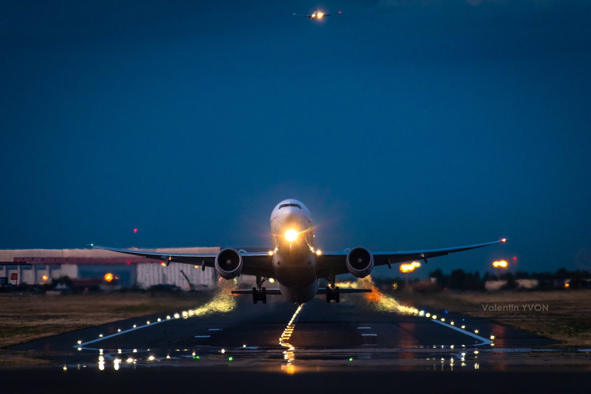 ValYV88's tweet photo. #décollage au tout début de la #nuit pour ce #Boeing #777 d'#AirFrance pour la Réunion pendant les #travaux de piste à #Paris #Orly #aéroport. Au loin, le prochain trafic à l'atterrissage... #AF642 https://t.co/DyJtroRaKn