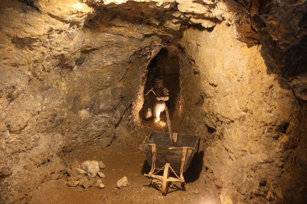 ▪ Zrinski mine is located near the Grafičar Mountain Lodge.

After galenite was found in the area in the 16th century, mining began and miners worked 10 to 12 hours a day - using hammers, pegs, picks, and shovels. ⛏👷♂️🔨

#Medvednica #ParkprirodeMedvednica #RudnikZrinski