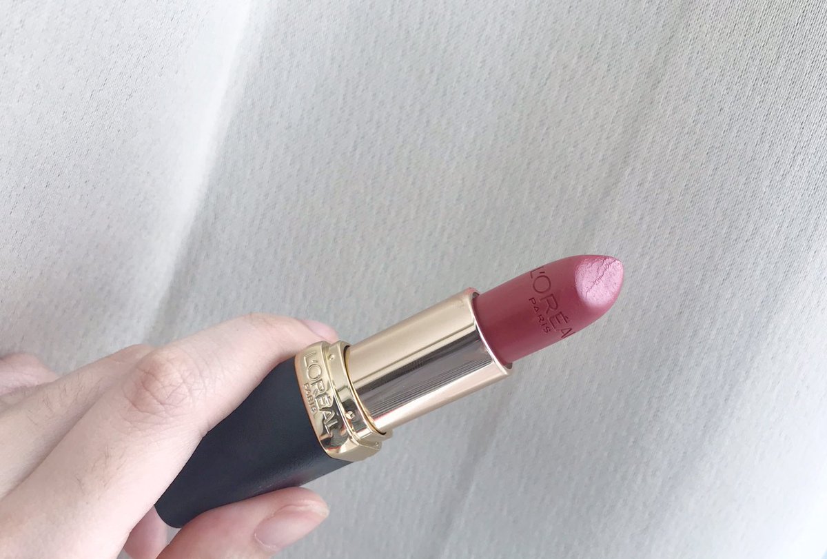 ttarntalzonel's tweet image. ชอบ Matte lipstick by #ColorRiche    ของลอรีอัลมากกสีดีกลบสีปากมิดเป็นลิปเนื้อแมทแต่ไม่ทำให้ปากแห้งพกพาสะดวกด้วยแนะนำเลย ส่วนตัวชอบสีเบอร์ 220 สีชมพูอมแดงๆทาได้ทุกวัน #ColorRiche #LorealParisTH #ไว้รีวิวห้ามขายของโว้ยยย