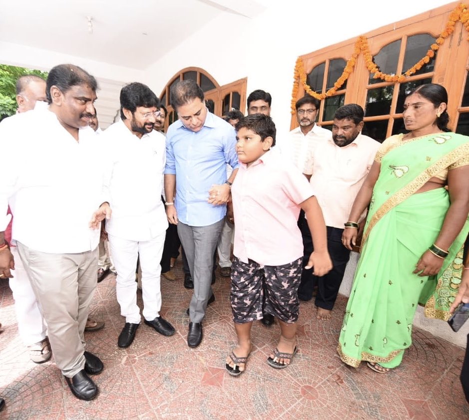KTRBRS's tweet photo. This young boy Sairam 👇 met me in January this year? Ramagundam MLA Chandar Garu had brought him to me

Today, he returned back with his surgeries done and being able to walk normally thanks to CMRF

These are the memories that’ll stay with you, when you call it a day😊 https://t.co/SkGJYnx5Ko